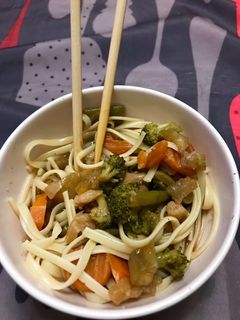 Una foto de Chop suey de verduras con tallarines