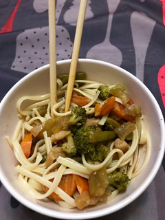 Una foto de Chop suey de verduras con tallarines