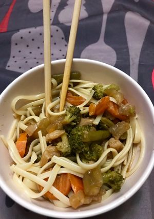 Una foto de Chop suey de verduras con tallarines