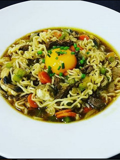 Una foto de Sopa rápida con noodles y yema de huevo