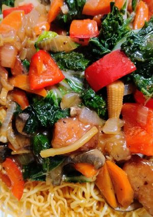 A picture of New Year's pork chow mein with crispy noodles.