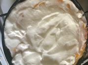 Una foto de postres de leche merengada