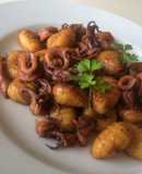 Gnocchi di patate με καλαμάρι και μαύρο σκόρδο