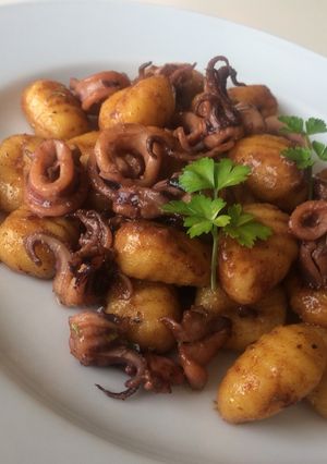 Φωτογραφία της συνταγής Gnocchi di patate με καλαμάρι και μαύρο σκόρδο