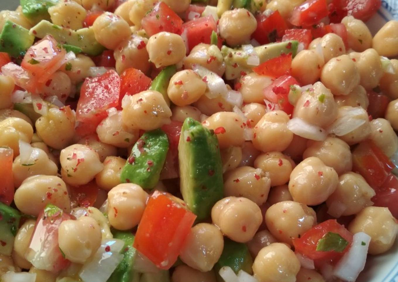 Ensalada de garbanzos con aguacate