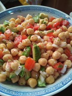 Una foto de Ensalada de garbanzos con aguacate