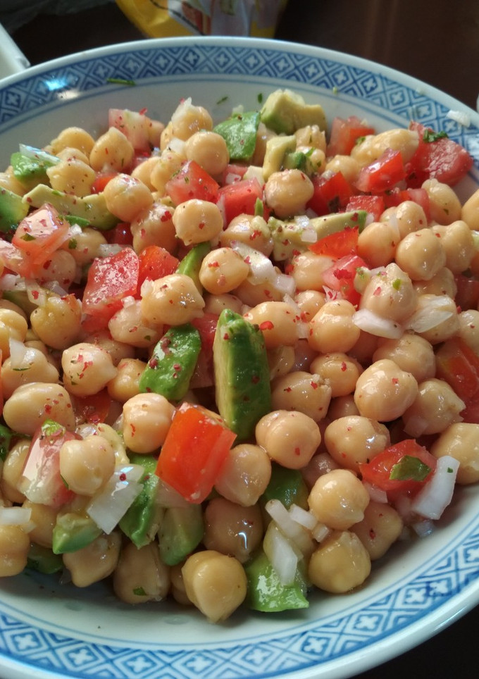 Una foto de Ensalada de garbanzos con aguacate