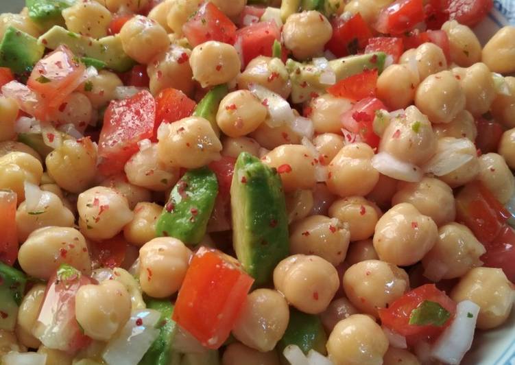 Ensalada de garbanzos con aguacate