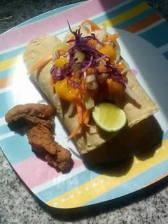 Una foto de Tacos de chicharrón de pescado con salsa de mango y habanero