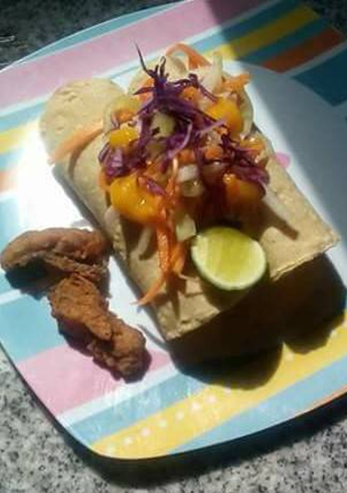 Una foto de Tacos de chicharrón de pescado con salsa de mango y habanero