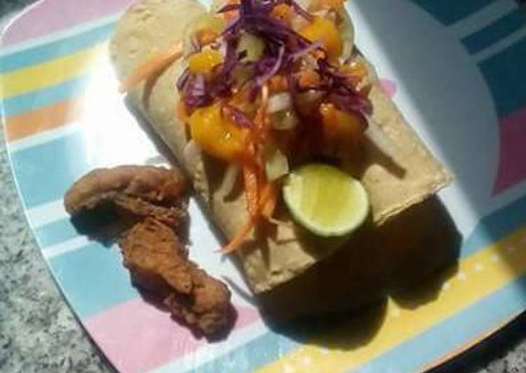 Tacos de chicharrón de pescado con salsa de mango y habanero