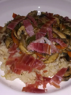 Una foto de Arroz integral, con champiñones y virutas de jamón