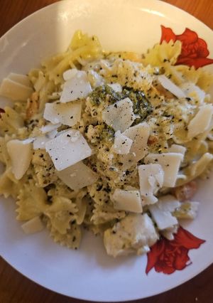 O poză a rețetei Paste cu sos pesto și pui.