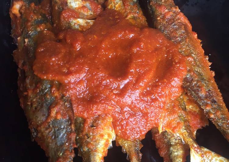 Resep Ikan goreng sambal merah yang Enak