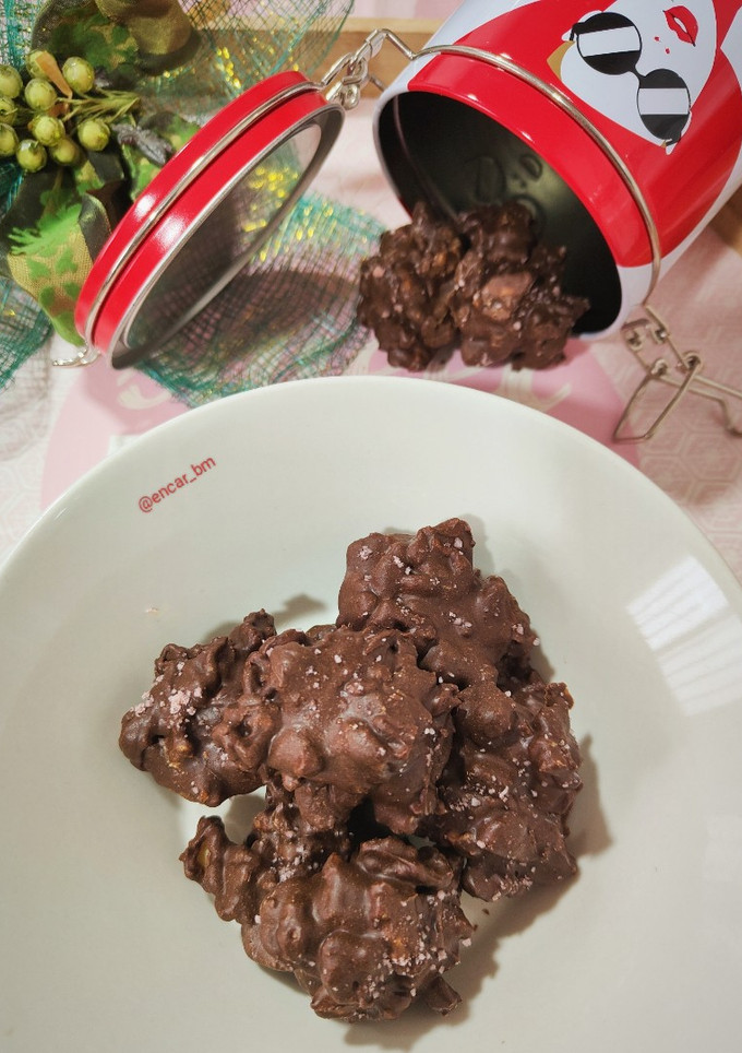 Una foto de Rocas de nueces y turrón de cacahuete al punto de sal