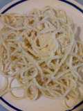 Espagueti blanco con queso parmesano