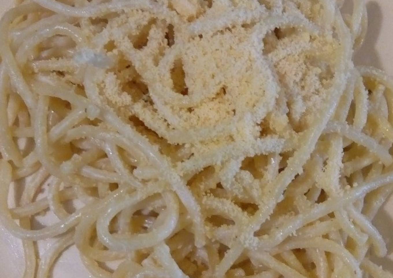 Espagueti blanco con queso parmesano