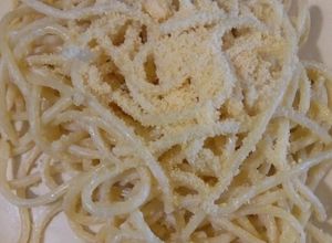 Una foto de Espagueti blanco con queso parmesano