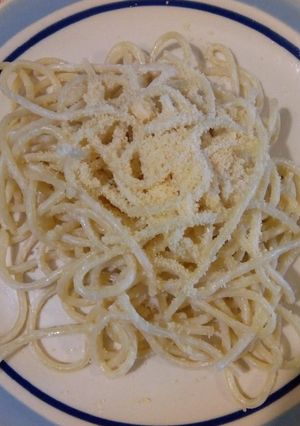 Una foto de Espagueti blanco con queso parmesano
