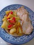 Patatas con verduras y filetes de pollo aliñados