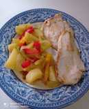Patatas con verduras y filetes de pollo aliñados