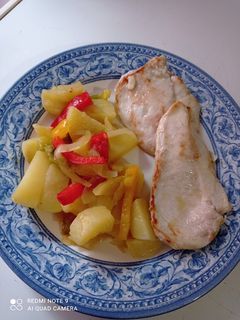Una foto de Patatas con verduras y filetes de pollo aliñados