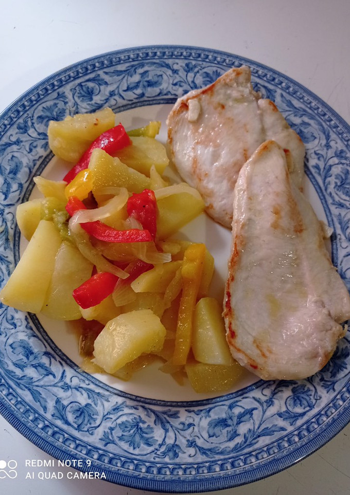 Una foto de Patatas con verduras y filetes de pollo aliñados