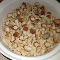 A picture of White sauce pasta.