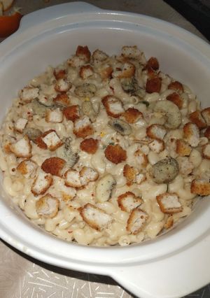 A picture of White sauce pasta.