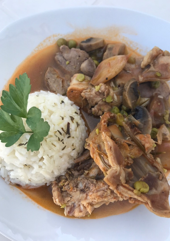 Una foto de Conejo al ajillo con champiñones