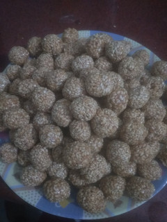 गुड़ तिल लड्डू (Gud til laddu recipe in hindi) रेसिपी मुख्य फोटो