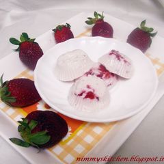 A picture of Stawberry Panna Cotta.