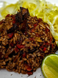 Una foto de ARROZ NEGRO🥘Con Hogao🍅🌶️Colombiano...!