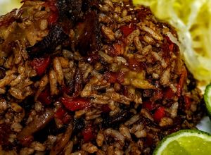Una foto de ARROZ NEGRO🥘Con Hogao🍅🌶️Colombiano...!
