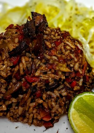 Una foto de ARROZ NEGRO🥘Con Hogao🍅🌶️Colombiano...!