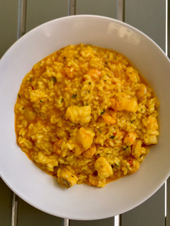 Una foto de Arroz meloso de rape y gambas
