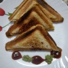 A picture of Aloo mater sandwich.