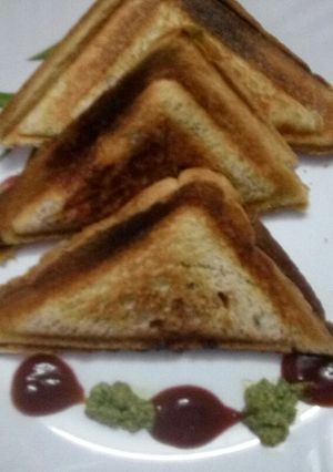 A picture of Aloo mater sandwich.