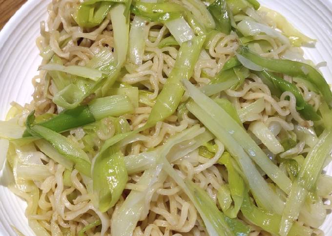 Steps to Prepare Super Quick Homemade Indomie with Yellow Chives