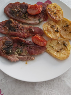 Una foto de Asado de chuletas de pavo con patatas