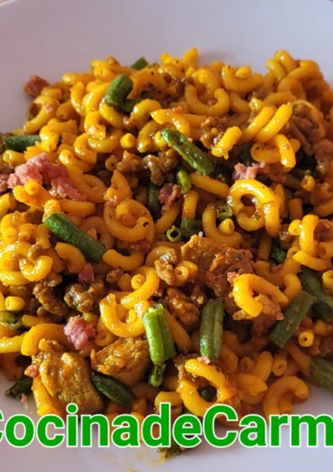 Una foto de Fideos con carne y verduras