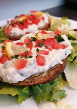 Une photo de Tartine de rillette de raie à la moutarde terre mer