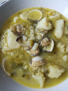 Una foto de Patatas con merluza y almejas