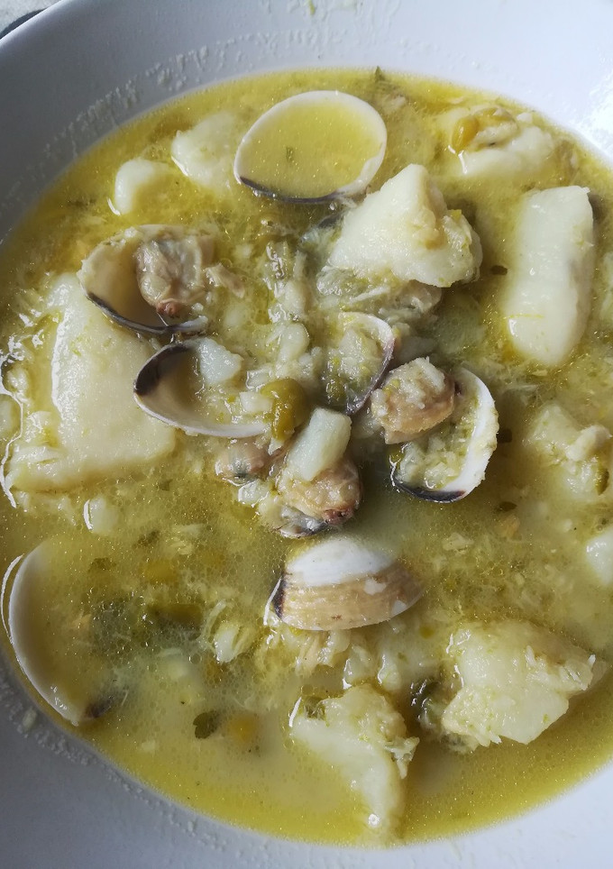 Una foto de Patatas con merluza y almejas