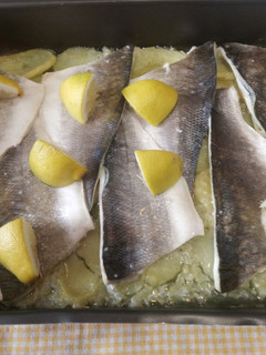 Una foto de Filetes de Lubina al horno con Limón y patatas