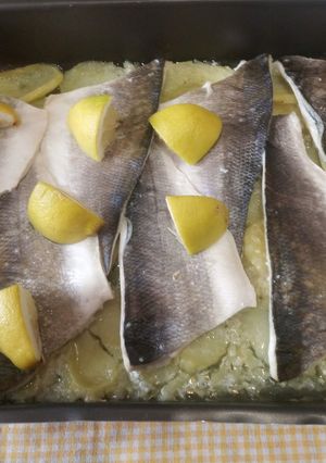 Una foto de Filetes de Lubina al horno con Limón y patatas