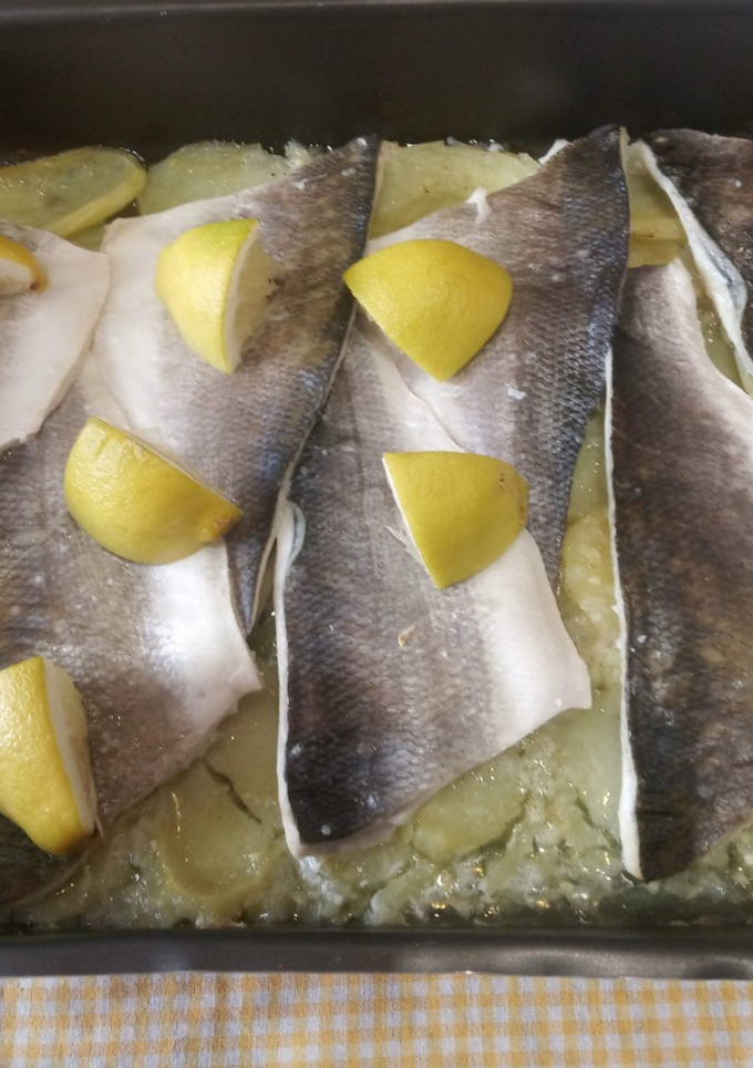 Una foto de Filetes de Lubina al horno con Limón y patatas
