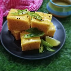 A picture of Moong dal dhokĺa.