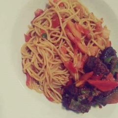 A picture of Spagetti with peppered meat.