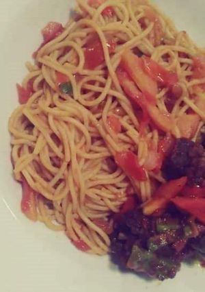 A picture of Spagetti with peppered meat.
